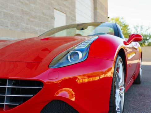 Used 2015 Ferrari California T RWD image 39