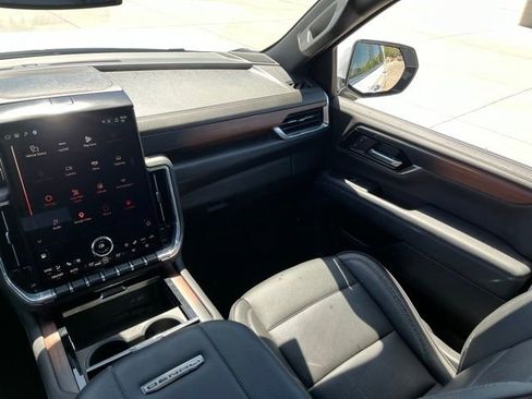 Used 2025 GMC Yukon XL Denali AWD/4WD image 16