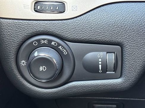 Used 2018 Jeep Cherokee Latitude w/ Safety Group image 26