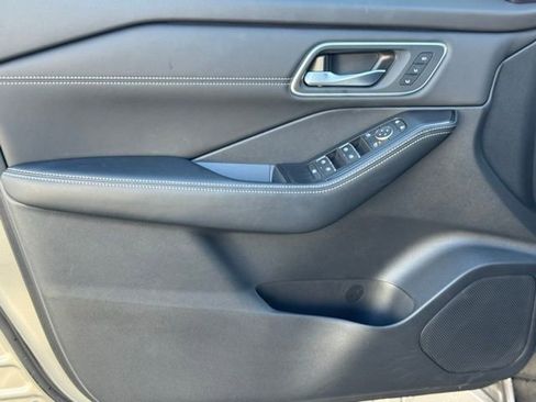 Used 2025 Nissan Rogue Platinum w/ Platinum Premium Package image 16