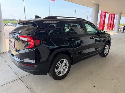 Used 2024 GMC Terrain SLE w/ Driver Convenience Package FWD image 4