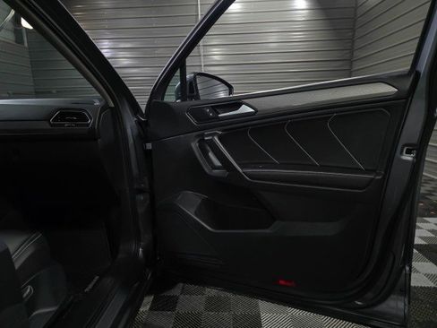 Used 2024 Volkswagen Tiguan SE w/ Panoramic Sunroof Package image 32