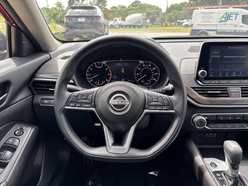 Used 2025 Nissan Altima 2.5 SV FWD image 29