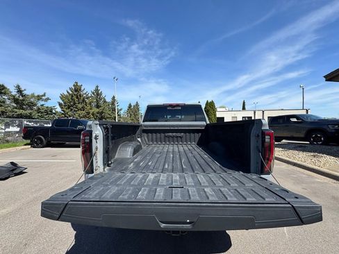 Used 2024 GMC Sierra 2500 AT4 w/ AT4 Premium Plus Package AWD/4WD image 11