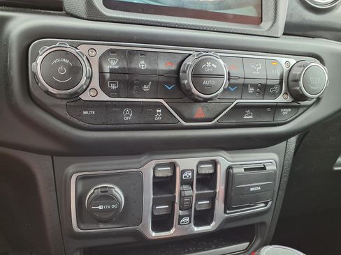 Used 2021 Jeep Wrangler Unlimited Sahara AWD/4WD image 9