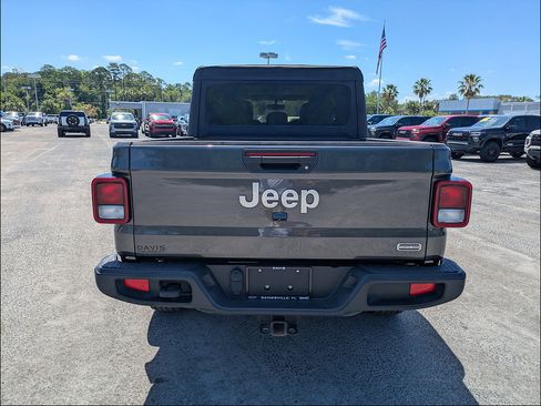 Used 2022 Jeep Gladiator Overland w/ Trailer Tow Package AWD/4WD image 6