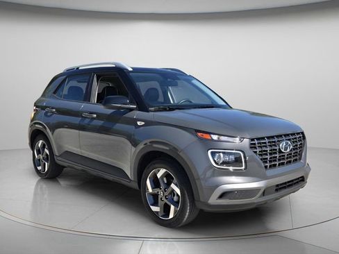 Certified 2025 Hyundai Venue Limited FWD image 9