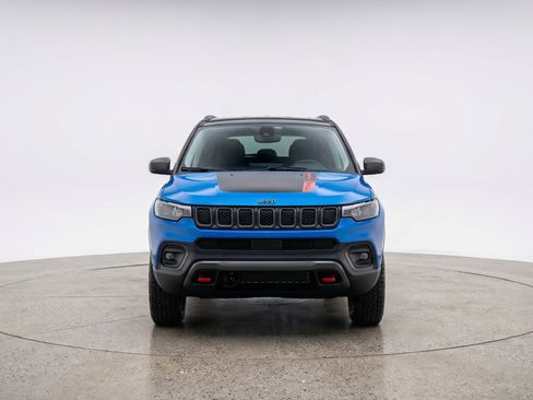 Used 2025 Jeep Compass Trailhawk AWD/4WD image 2