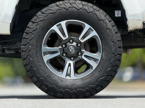 Used 2017 Toyota Tacoma TRD Sport w/ Premium & Technology Package RWD image 19