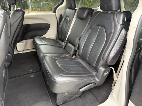 Used 2018 Chrysler Pacifica Touring-L Plus FWD image 24