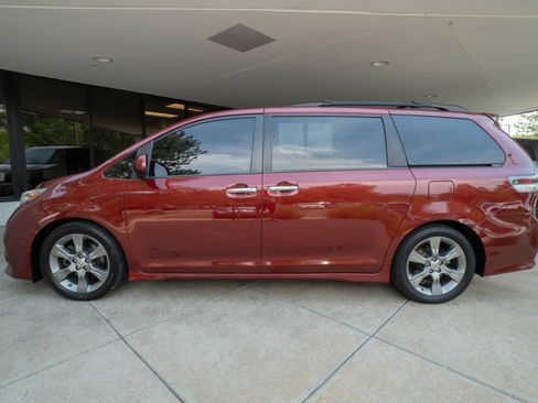 Used 2014 Toyota Sienna SE FWD image 4