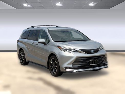 Used 2025 Toyota Sienna Platinum FWD image 7