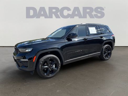 Used 2025 Jeep Grand Cherokee Limited w/ Black Appearance Package AWD/4WD image 3