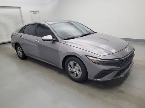 Used 2025 Hyundai Elantra SE FWD image 11