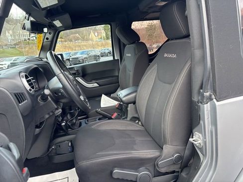 Used 2017 Jeep Wrangler Sahara w/ Connectivity Group image 9