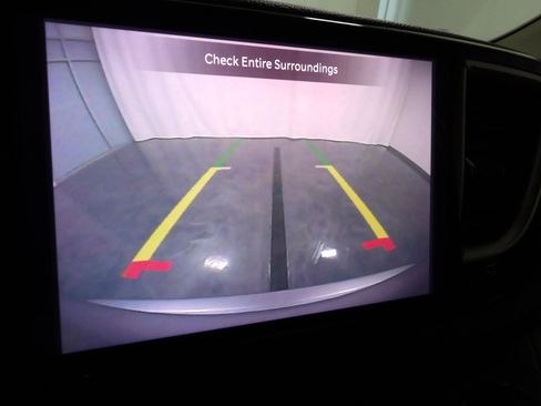 Used 2021 Chrysler Pacifica Touring-L image 18