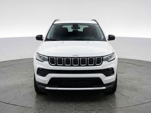 Used 2025 Jeep Compass Latitude AWD/4WD image 2