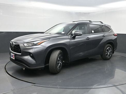 Used 2023 Toyota Highlander XLE AWD/4WD image 23