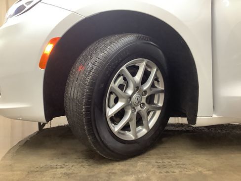 Used 2025 Chrysler Pacifica Select FWD image 23