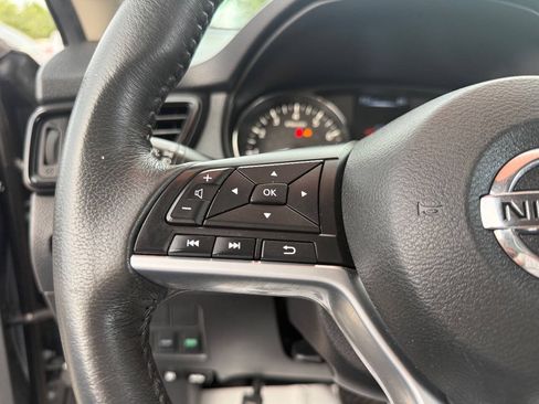Used 2017 Nissan Rogue SV FWD image 17