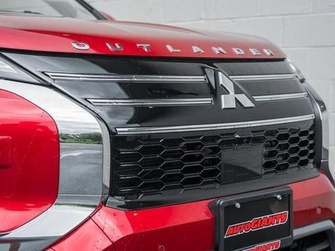 New 2025 Mitsubishi Outlander SE image 12