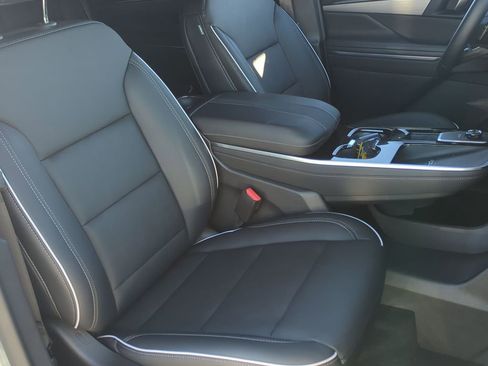 Used 2025 Buick Enclave Preferred image 28