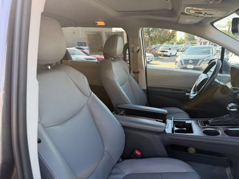 Used 2024 Toyota Sienna XLE FWD image 32