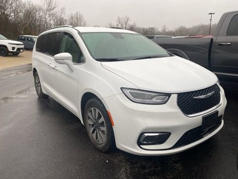 Used 2021 Chrysler Pacifica Touring-L w/ Uconnect Theater Family Group FWD image 3