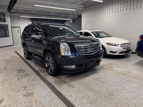 Used 2011 Cadillac Escalade Premium image 3