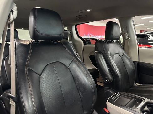 Used 2020 Chrysler Pacifica Touring-L FWD image 29