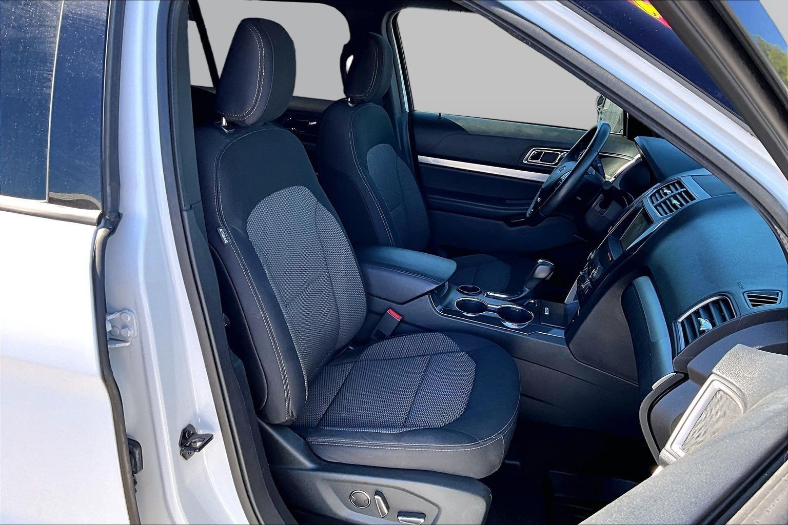 Used 2018 Ford Explorer XLT w/ Equipment Group 201A FWD image 7