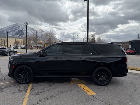 Used 2022 Cadillac Escalade ESV Sport Platinum w/ LPO, ONYX Package image 4