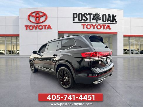Used 2024 Volkswagen Atlas SE w/ Panoramic Sunroof Package FWD image 3