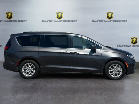 Used 2022 Chrysler Pacifica Touring-L image 6