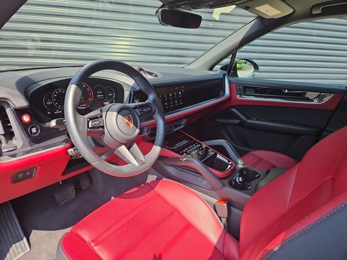 Certified 2025 Porsche Cayenne E-Hybrid AWD/4WD image 4