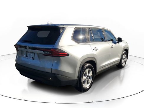 Used 2025 Toyota Grand Highlander LE image 2