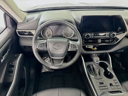 Certified 2025 Toyota Highlander XLE image 20
