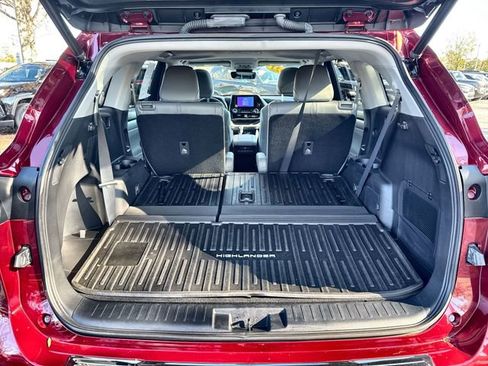 Used 2023 Toyota Highlander XLE image 32
