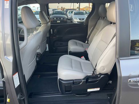Used 2019 Toyota Sienna image 16