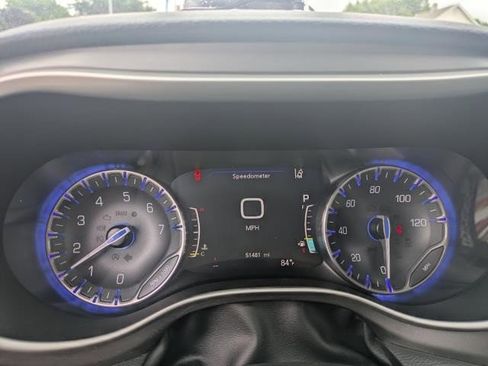 Used 2021 Chrysler Pacifica Touring-L image 8