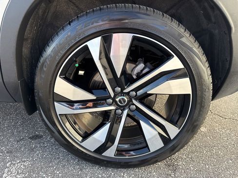 Used 2024 Volvo XC40 B5 Plus w/ Climate Package image 9