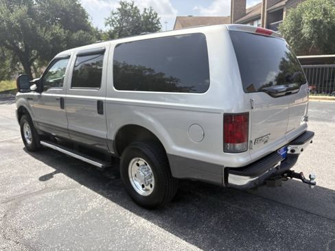 Used 2005 Ford Excursion XLT AWD/4WD image 6