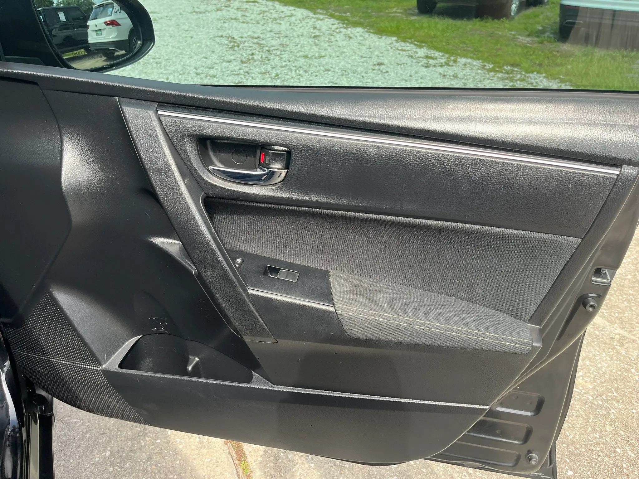 Used 2017 Toyota Corolla LE FWD image 31