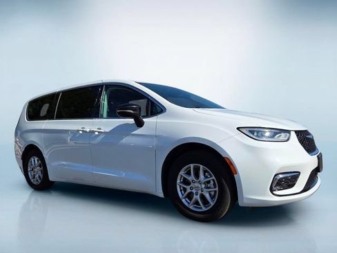 Used 2024 Chrysler Pacifica Touring-L FWD image 2