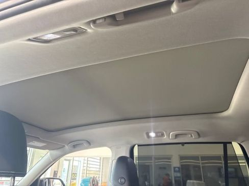 Used 2023 Volkswagen Atlas SE w/ Panoramic Sunroof Package FWD image 23