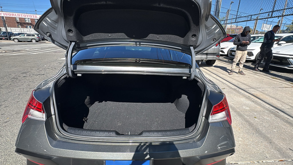Used 2024 Hyundai Elantra SEL w/ Convenience Package FWD image 32