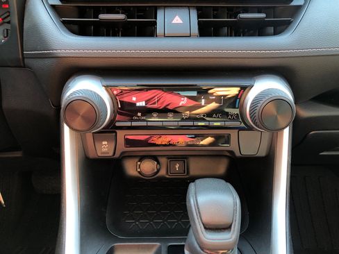 Used 2022 Toyota RAV4 LE image 12