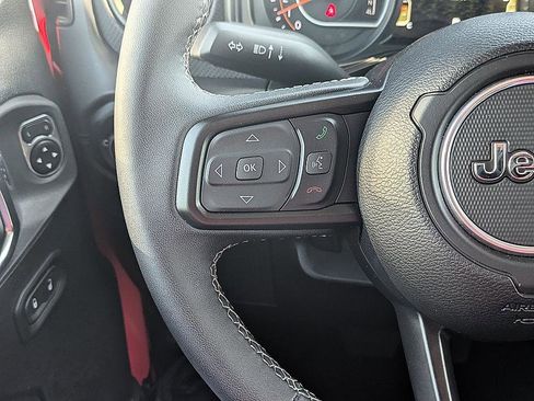 Used 2025 Jeep Wrangler Unlimited Rubicon AWD/4WD image 16