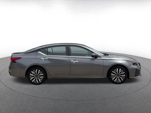 Used 2025 Nissan Altima 2.5 SV FWD image 16