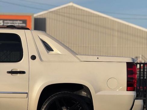 Used 2013 Chevrolet Avalanche LTZ image 17